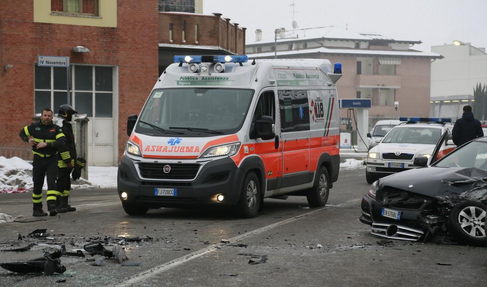 Frontale fra due auto: muore un 68enne 