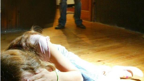 Quattro anni di abusi, patrigno arrestato per violenza sessuale