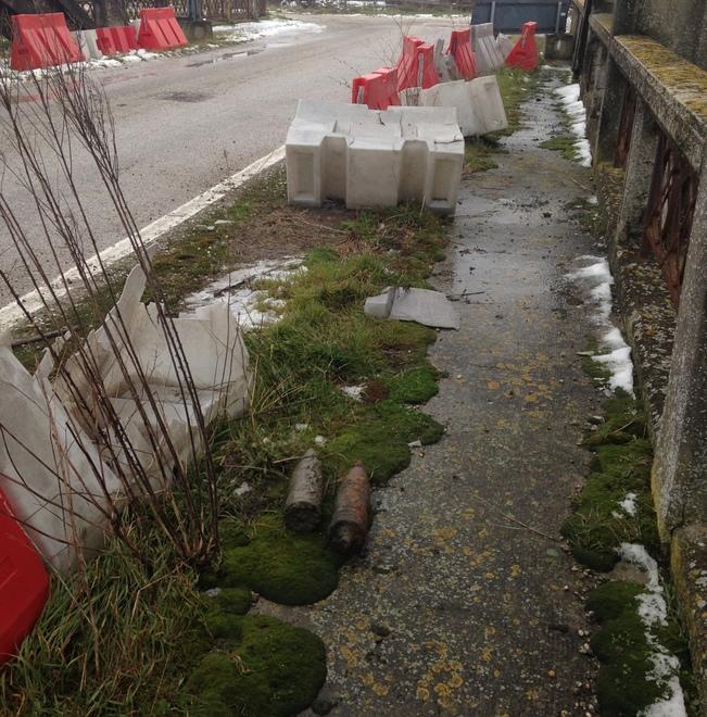 Due residuati bellici abbandonati sul ponte 