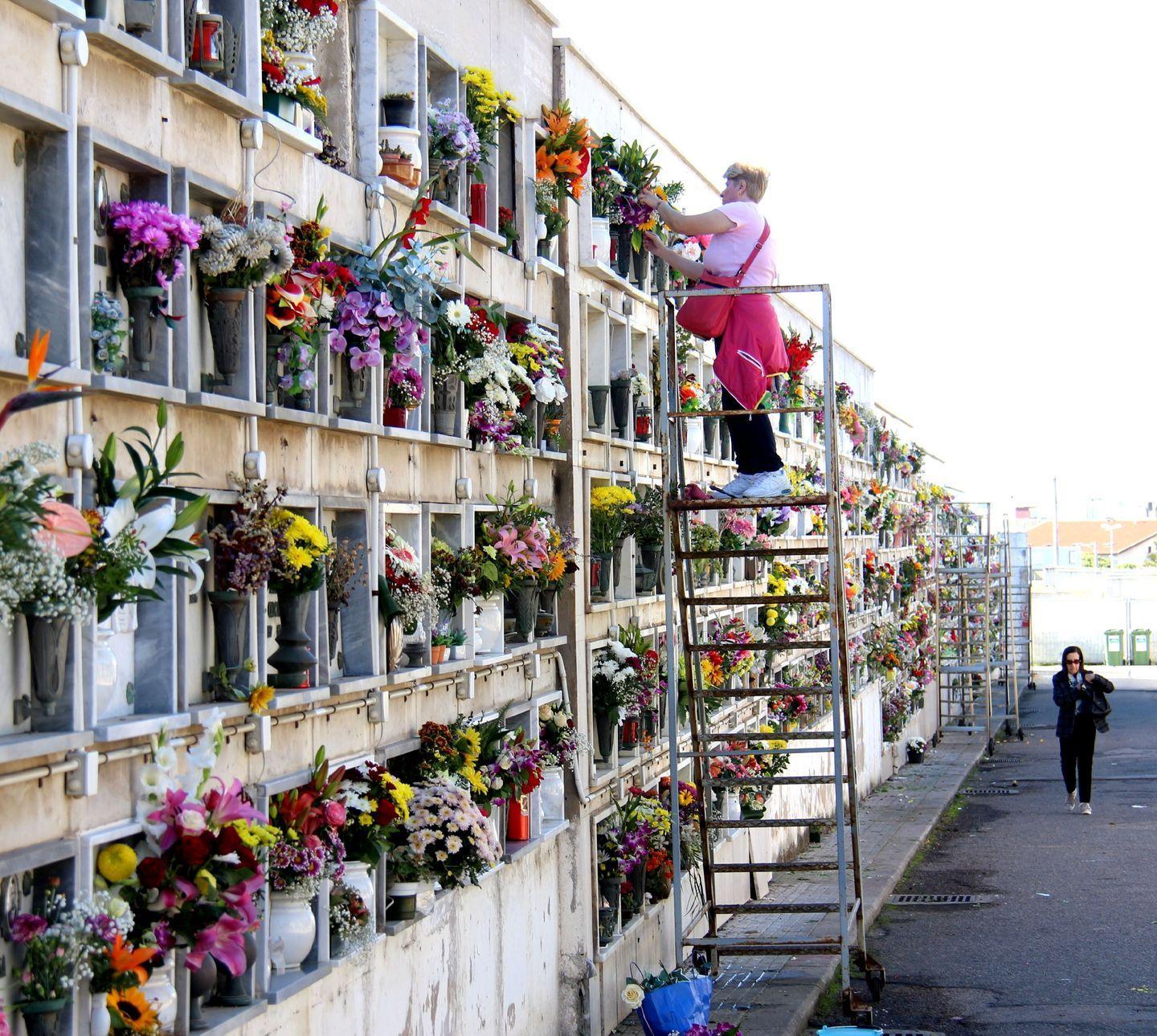 Cimitero, finiti i loculi il Comune offre le cappelle 