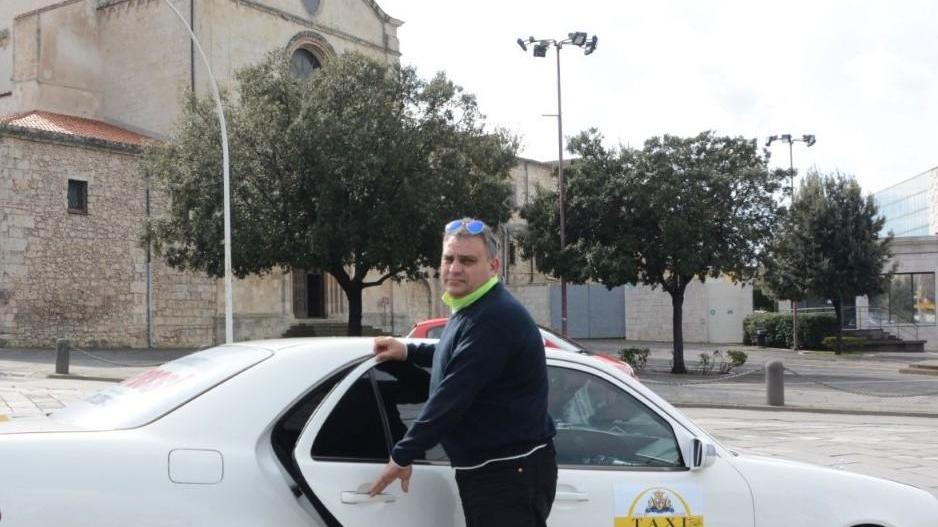 Sassari, una vita dietro al volante: nel suo taxi star e criminali 