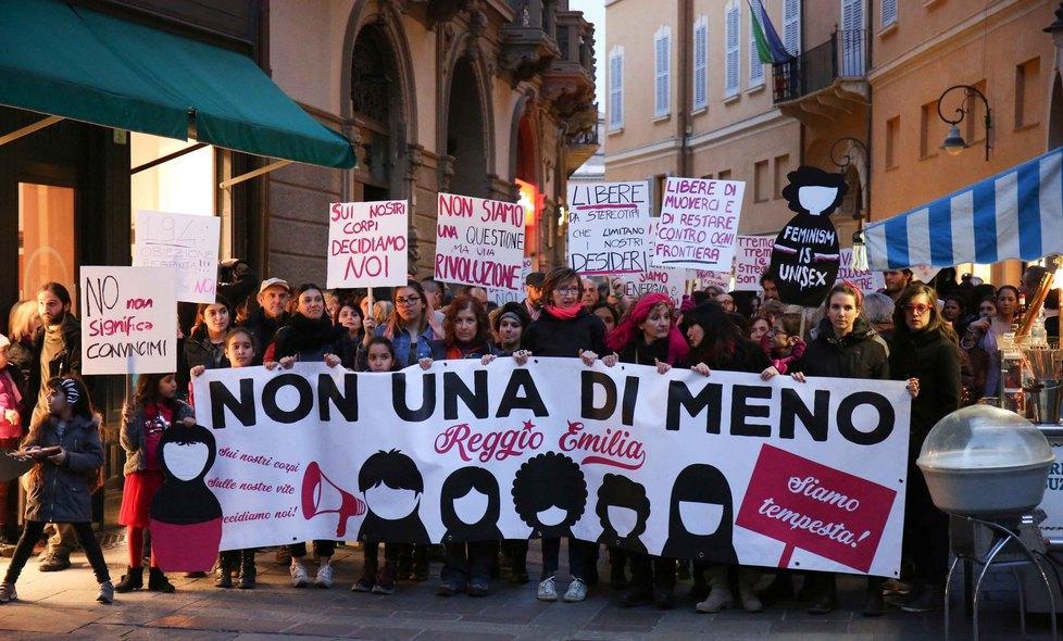 Il corteo in fucsia di Non Una Di Meno 