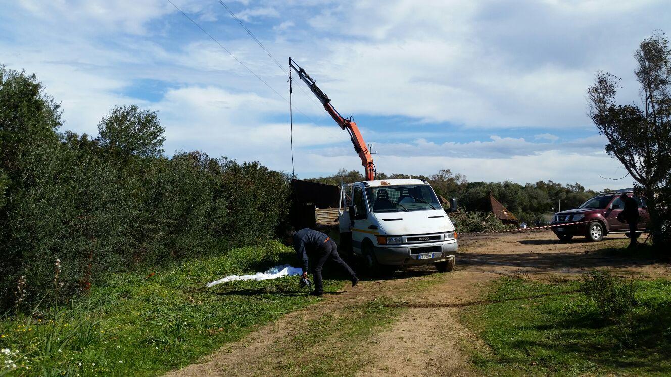 Il mezzo su cui lavorava l'uomo. Il suo cadavere, coperto da un lenzuolo, è a terra (foto gavino sanna)