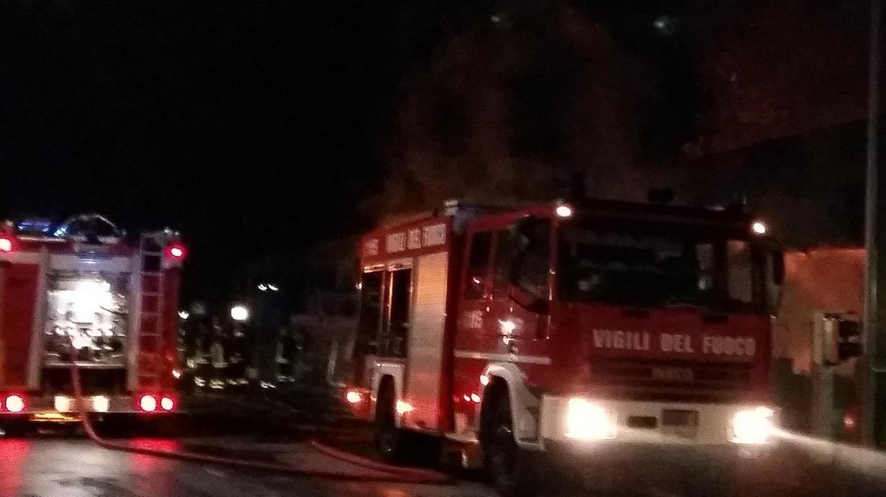 In fiamme un camper nella notte a Chiesina Uzzanese