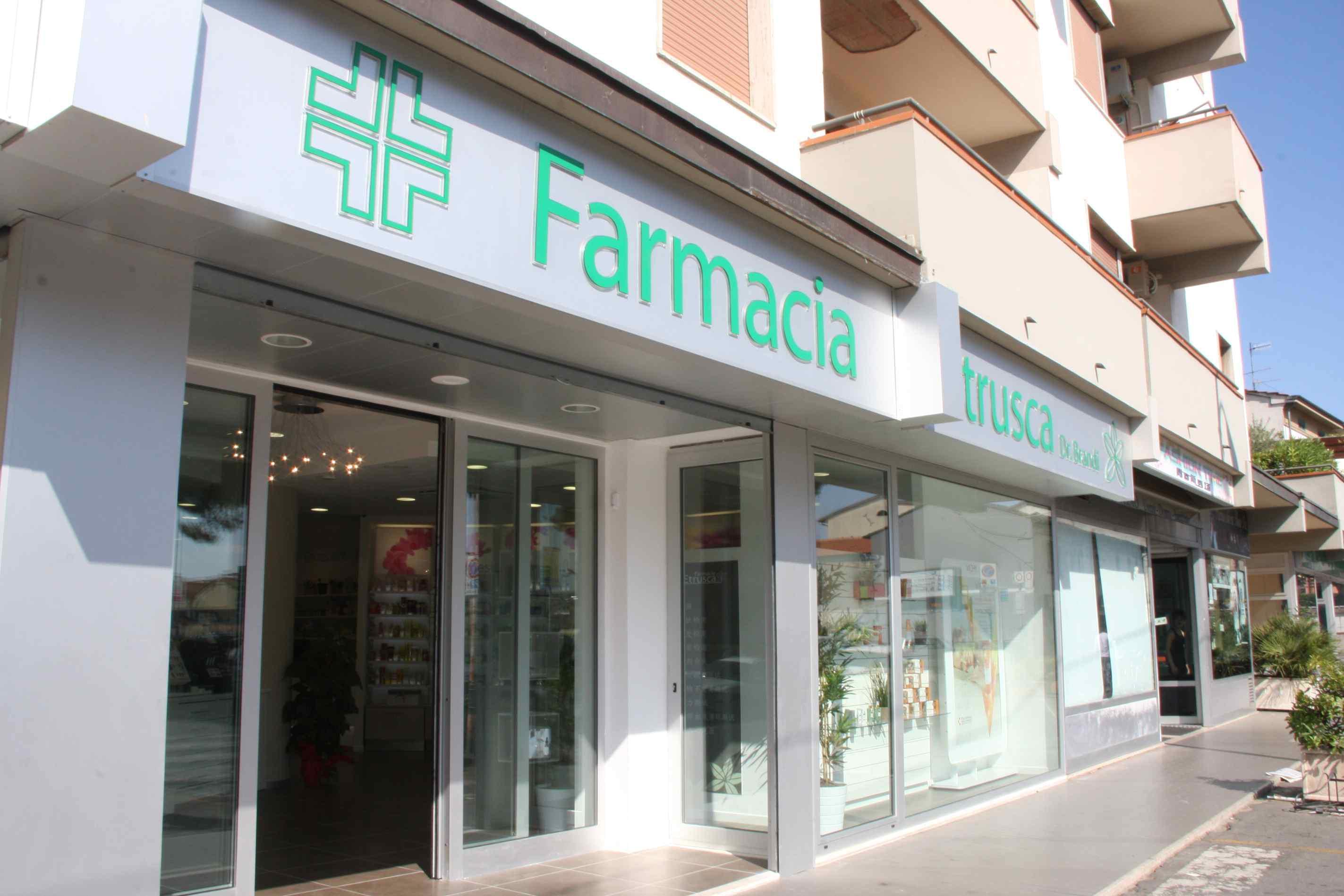 L'esterno della farmacia Etrusca