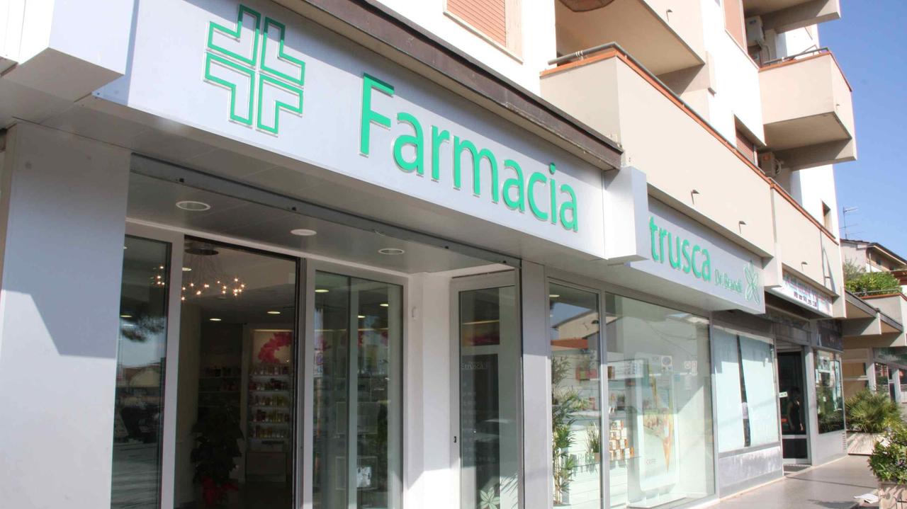 L'esterno della farmacia Etrusca