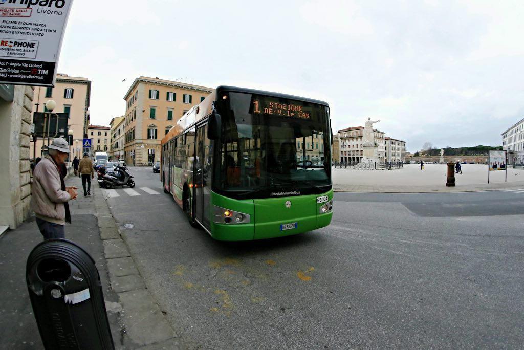 Un autobus in piazza della Repubblica (foto di archivio)