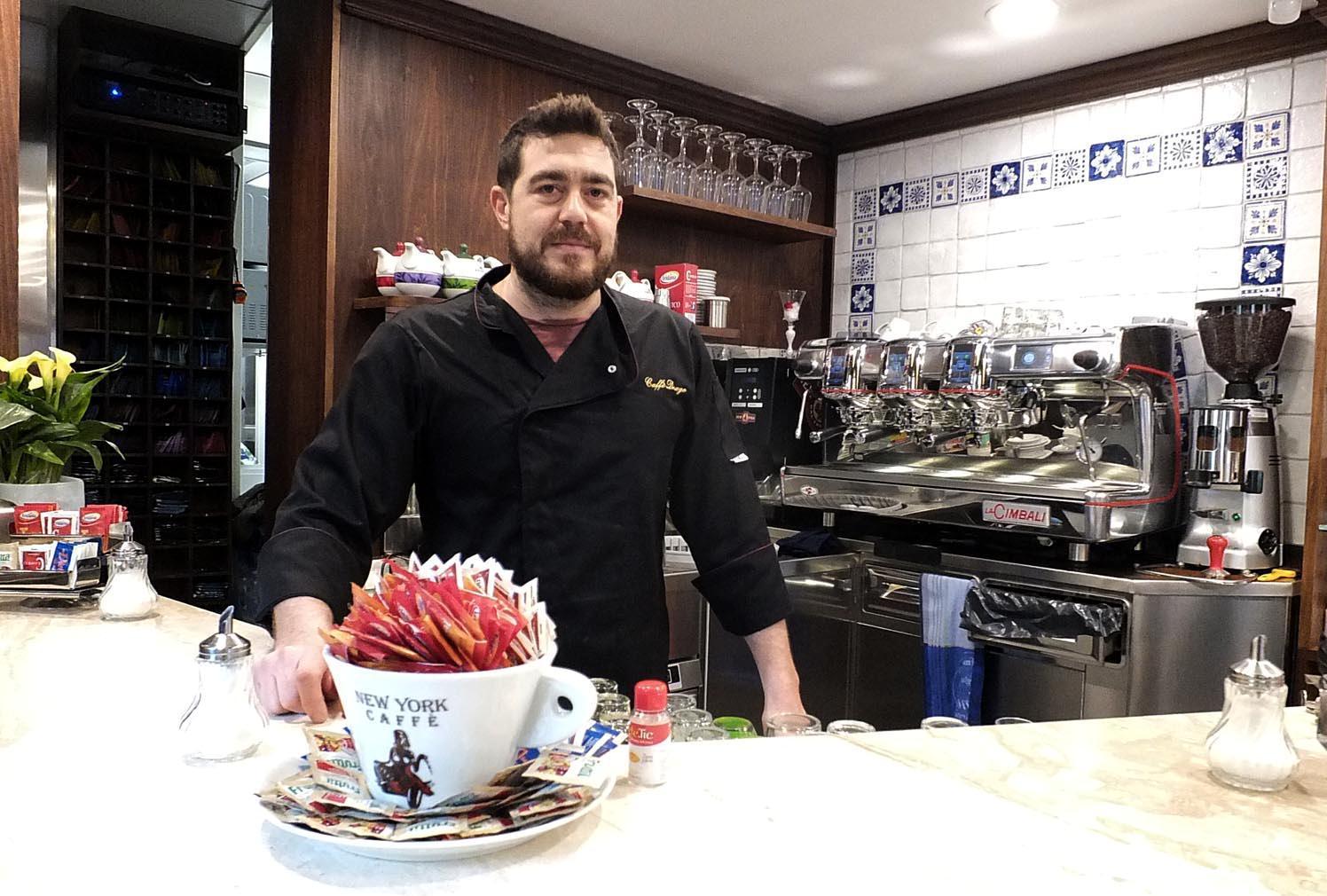 Nicola Pieroni, all'interno del suo Caffè Drago (foto Danilo Renzullo/Muzzi)