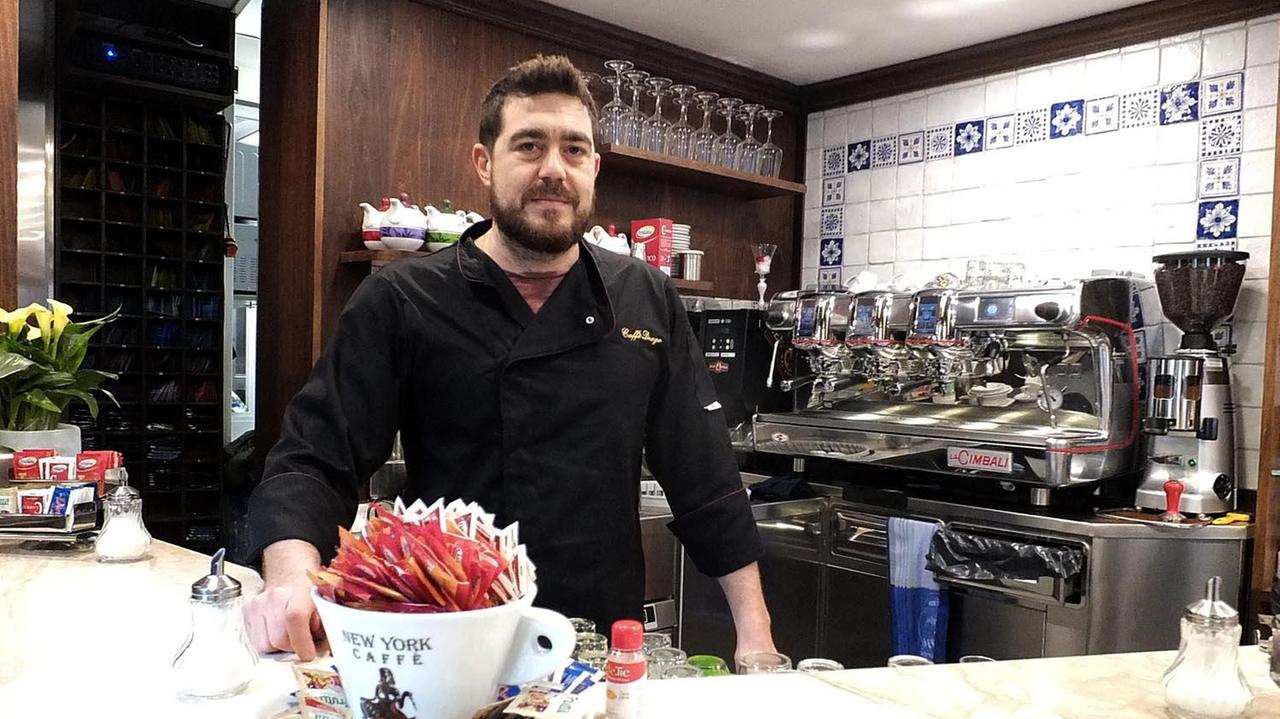 Nicola Pieroni, all'interno del suo Caffè Drago (foto Danilo Renzullo/Muzzi)