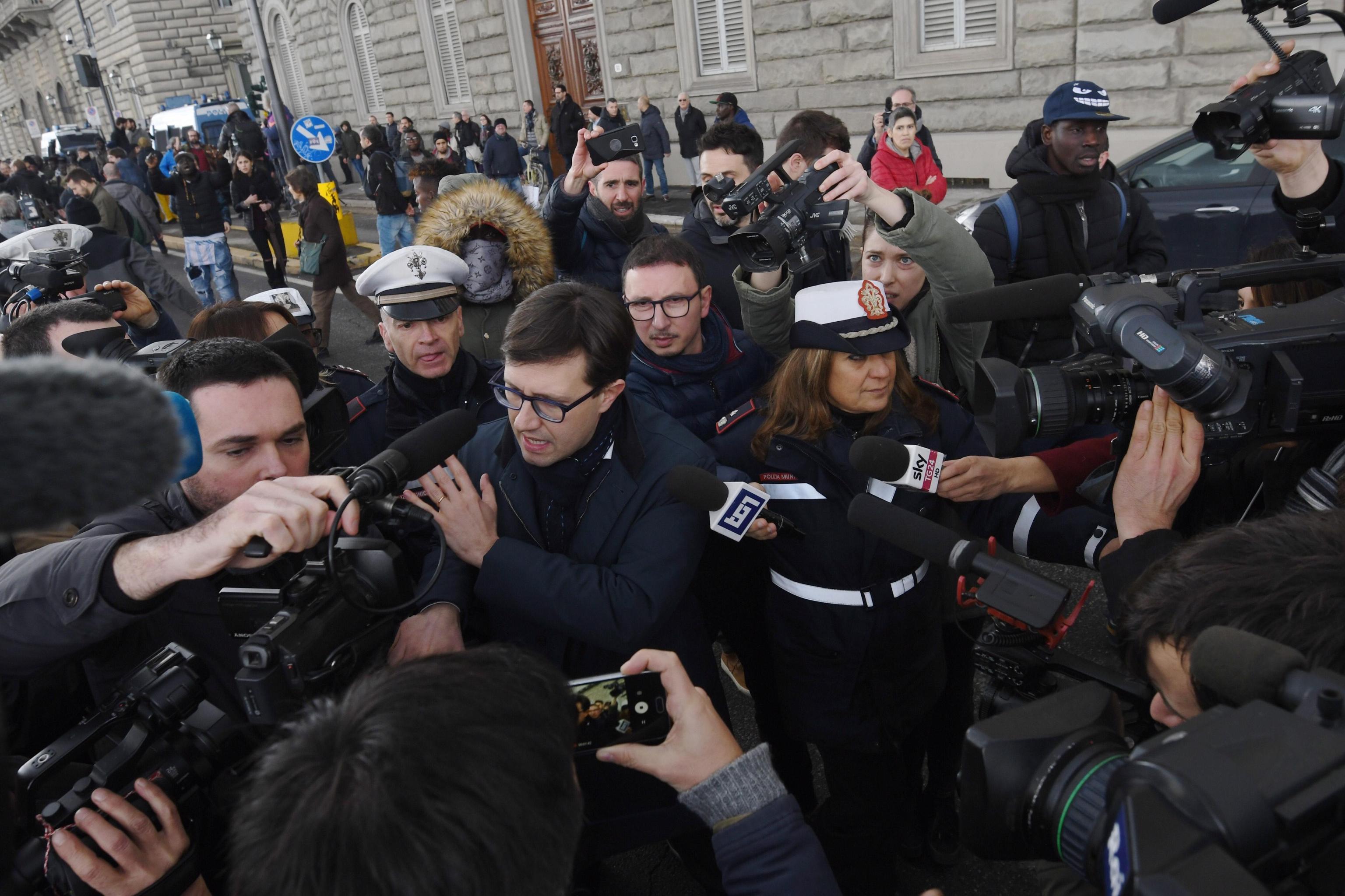 Senegalese ucciso a Firenze, tensione al corteo: spinte al sindaco Nardella - Video