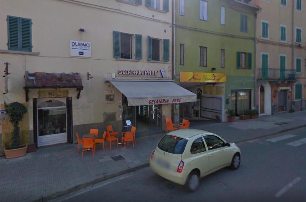 Rapina in una gelateria: «Datemi i soldi o vi ammazzo tutti e due» 