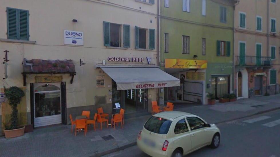Rapina in una gelateria: «Datemi i soldi o vi ammazzo tutti e due»