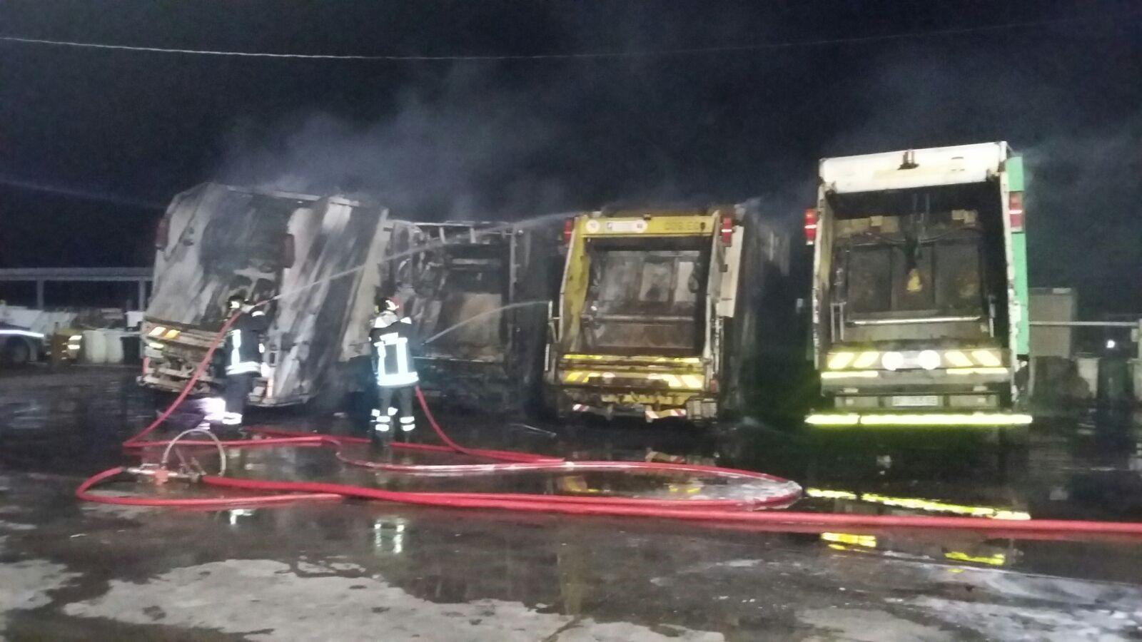Siniscola, in fiamme i mezzi per la raccolta dei rifiuti