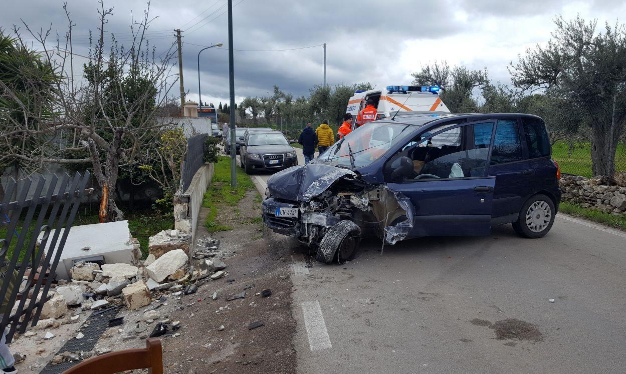 Sbatte su un muretto e lo abbatte 