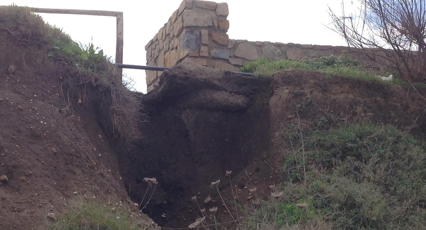 Voragine nella roccia rischia di crollare il muretto di Balai 
