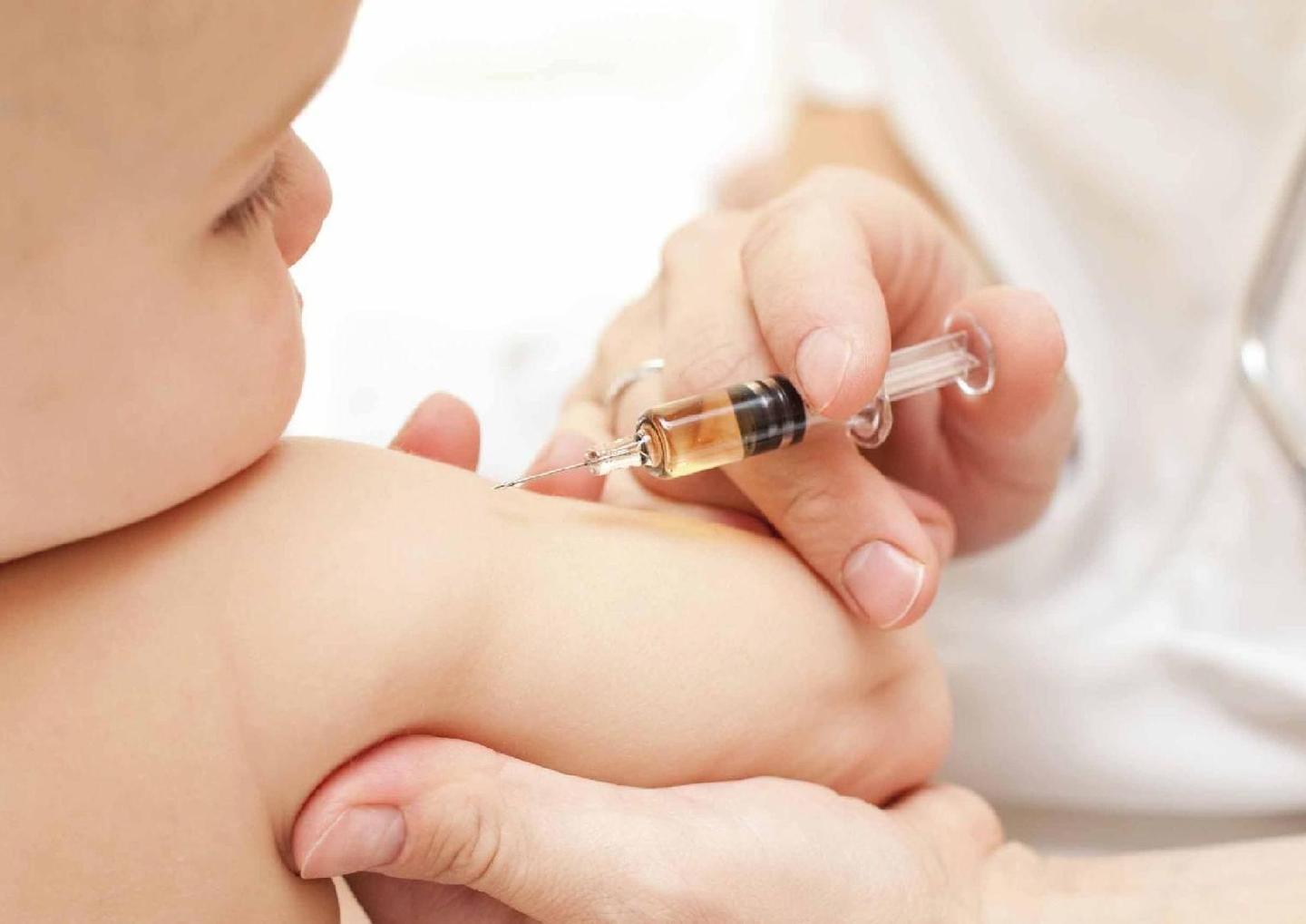 Vaccini a scuola, il 10 la scadenza: file negli ambulatori sardi