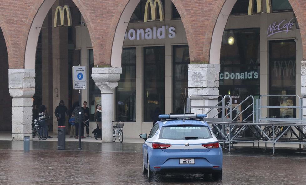 Scompare zaino davanti McDonald’s