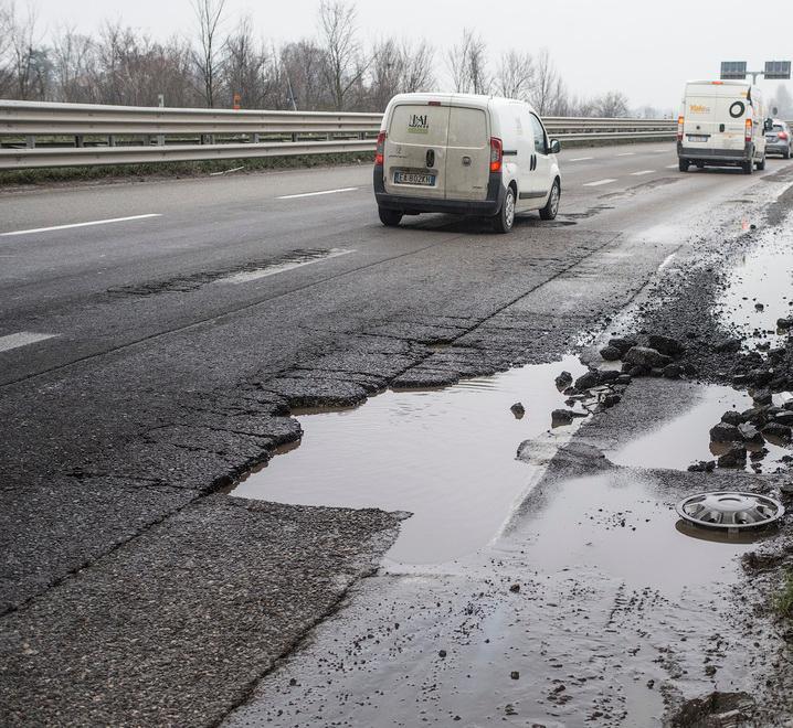 Modena Nord, al casello strade con asfalto a pezzi 