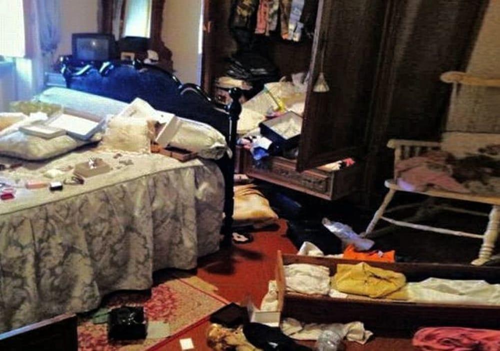 Cavezzo, spruzzano spray e rubano a casa 