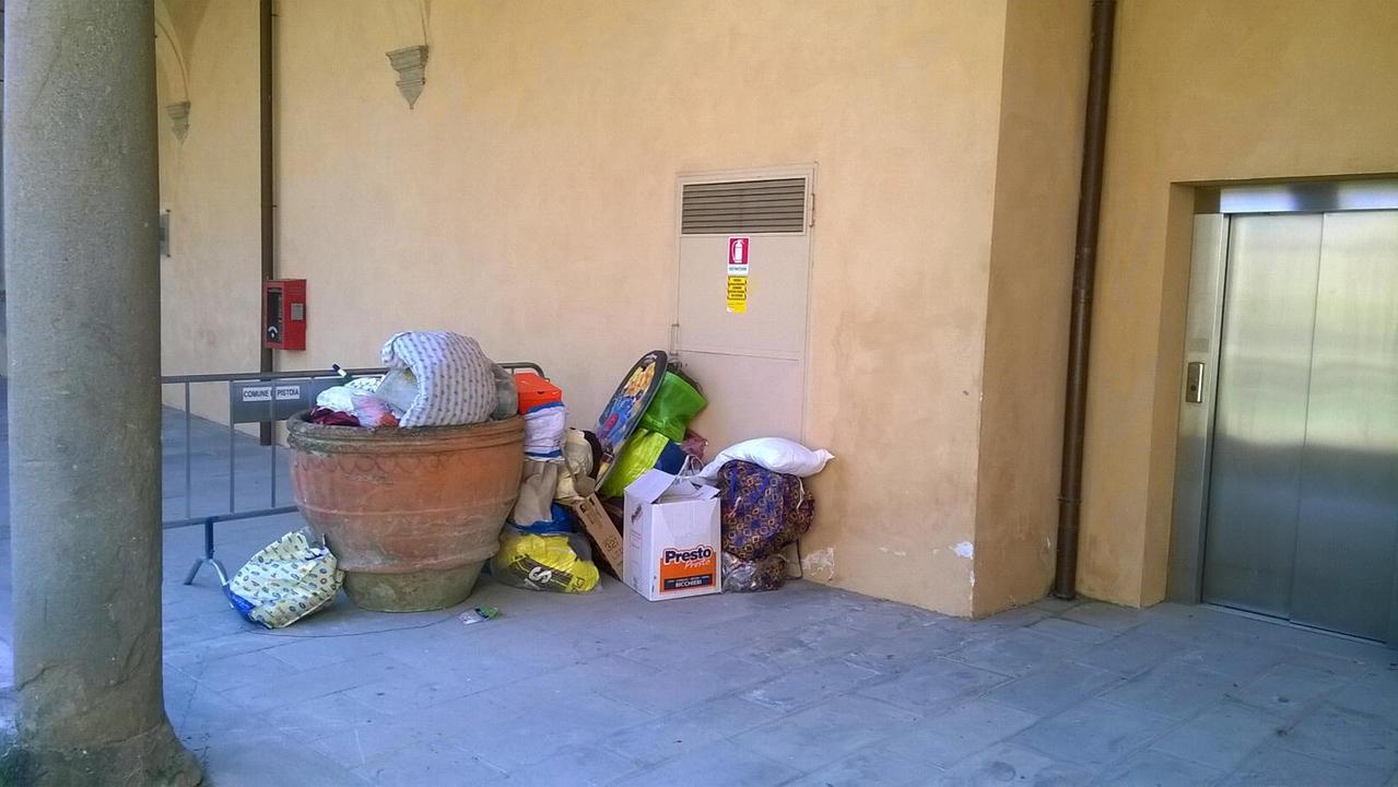 Il materiale accumulato nel giaciglio costruito dal nigeriano all'ex Casa del combattente a Pistoia