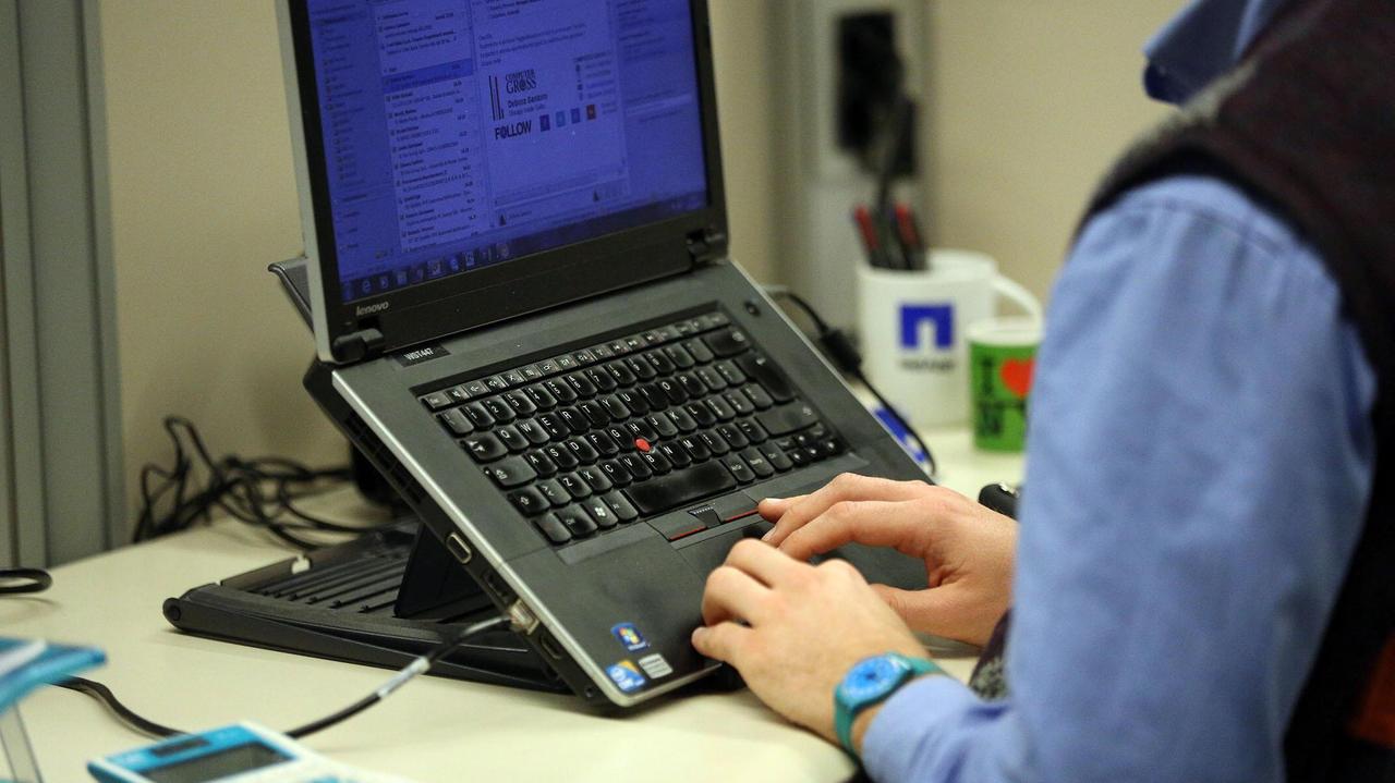 Internet fuori uso in mezza Viareggio per un cavo rotto