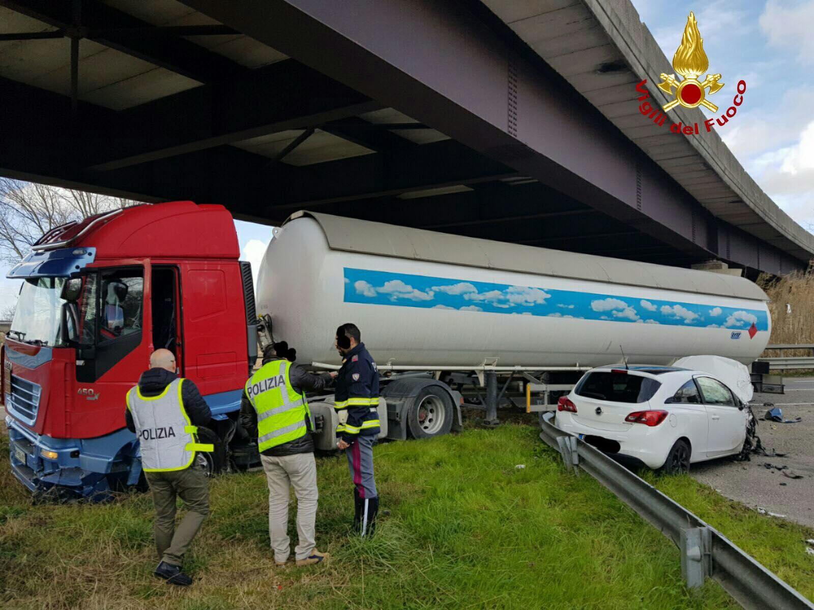 Camion contro auto: un bambino all'ospedale