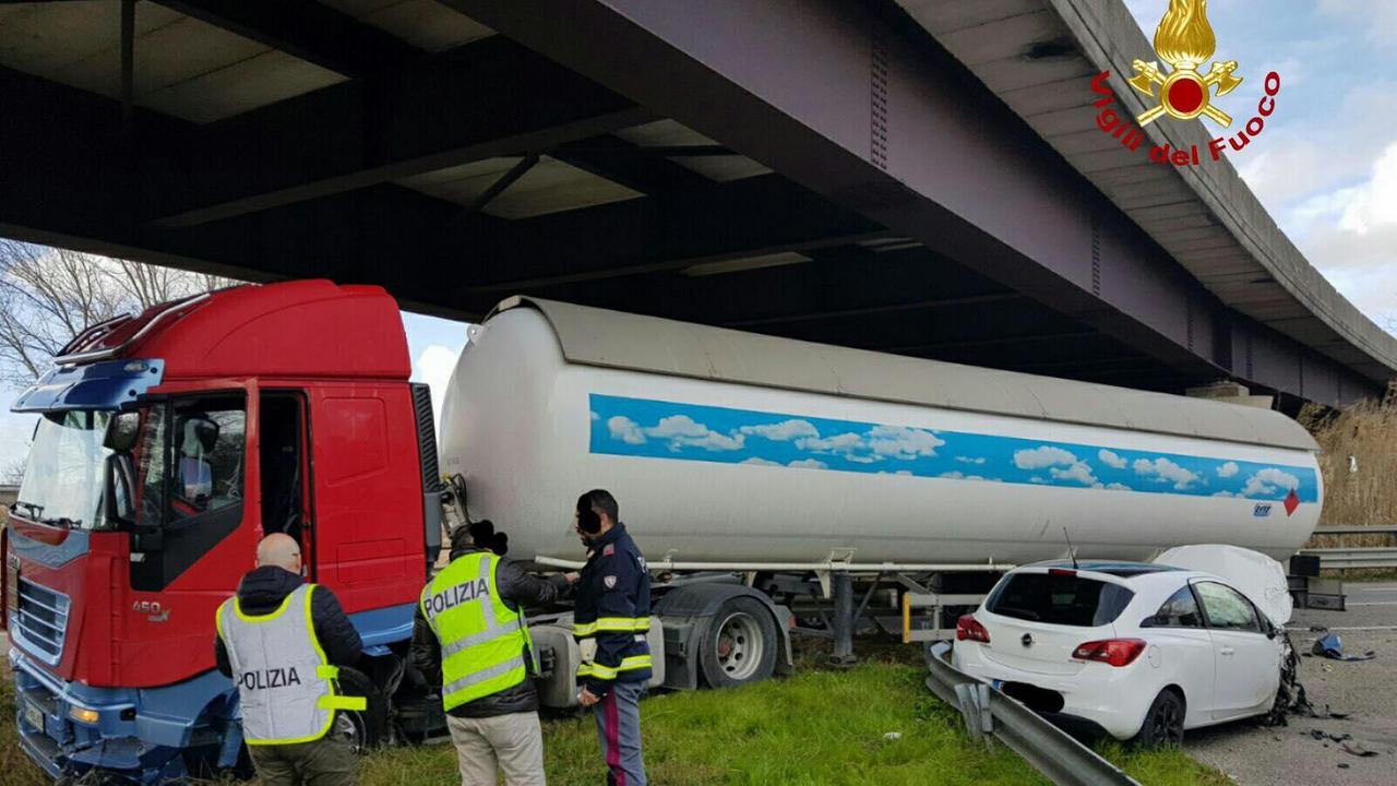 Camion contro auto: un bambino all'ospedale