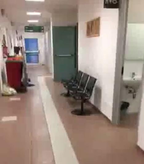 Un corridoio deserto all'interno del Centro Giovannini