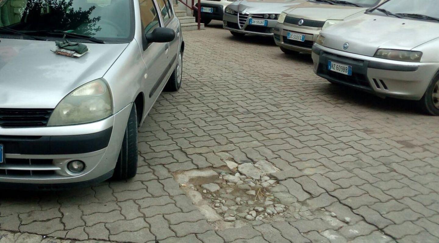 Tolto il lampione di via Vittorio Emanuele