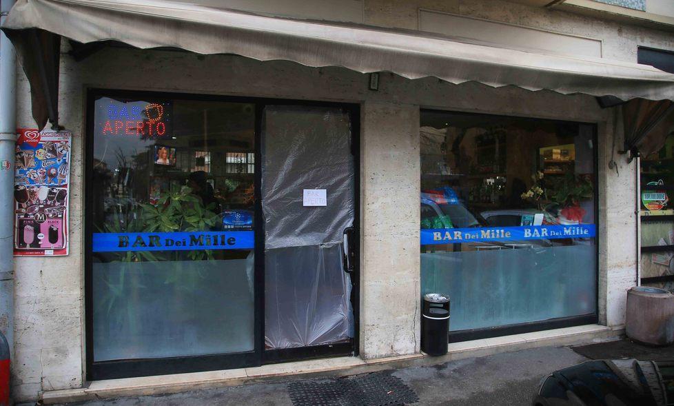 Sfondano la porta a vetri e rubano dal cambia monete