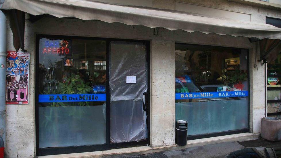 Sfondano la porta a vetri e rubano dal cambia monete