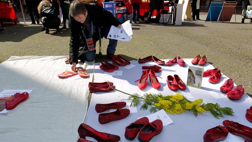 Modena 8 marzo, l'appello alle donne: «Trovate il coraggio di denunciare»