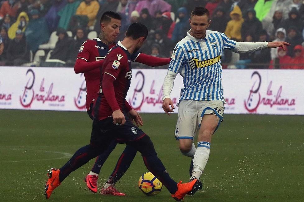 Kurtic in azione contro il Bologna: il centrocampista ha giocato un'ottima gara