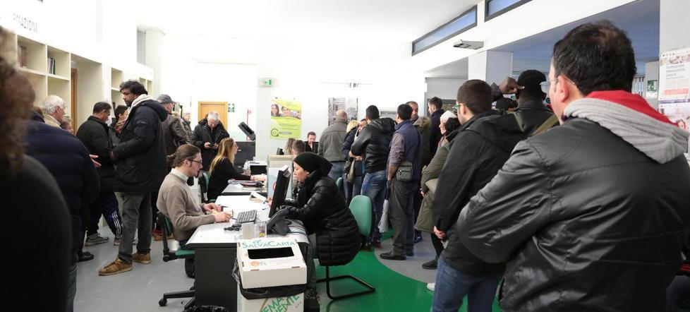 Bonus disoccupati, assalto al centro per l’impiego fra caldo e malori 