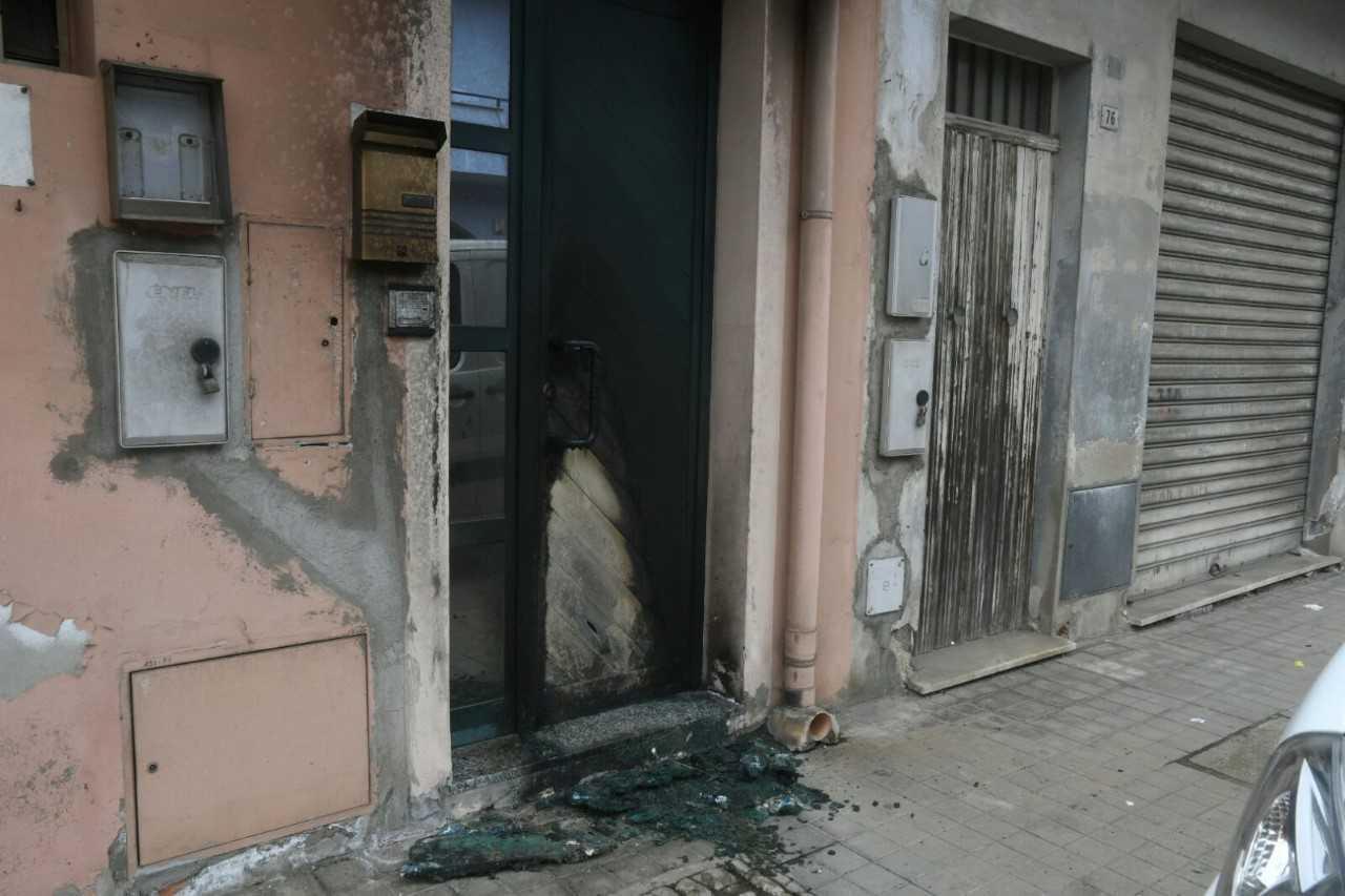 Il portoncino danneggiato dal fuoco