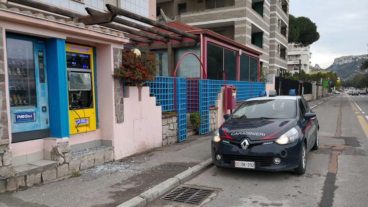 Il bar tabacchi preso di mira (foto Mario Rosas)