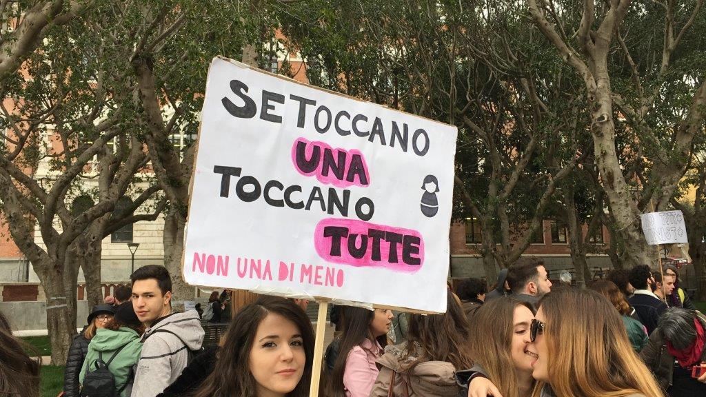 Il cartello Non una di meno al corteo antiviolenza a Cagliari (foto Mario Rosas)