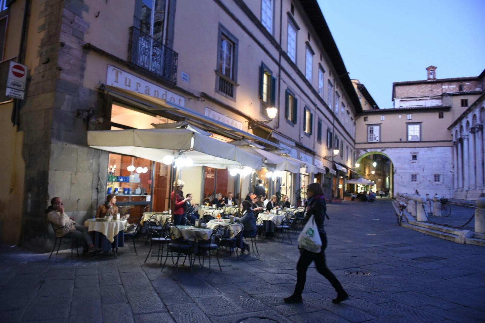 Tavolini all'aperto in piazza San Michele (foto archivio) 