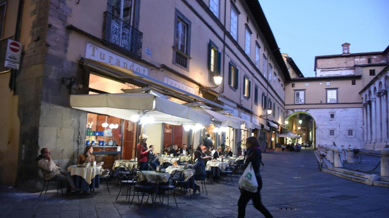 Tavolini all'aperto in piazza San Michele (foto archivio)