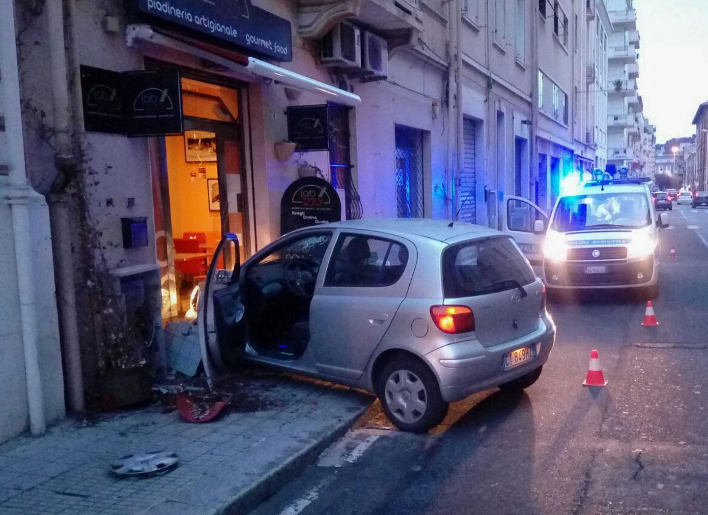 L'auto finita dentro il negozio che vende piadine (foto rosas)