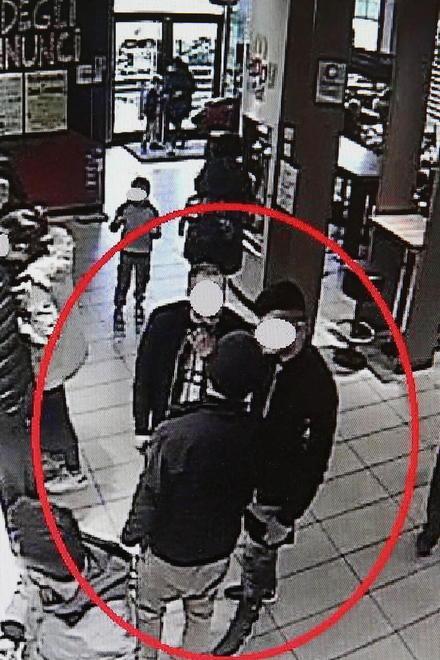 I tre rapinatori ripresi all’interno del McDonald’s da una telecamera