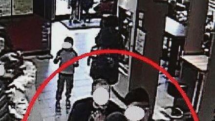I tre rapinatori ripresi all’interno del McDonald’s da una telecamera