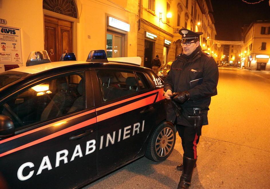 Picchia la moglie, dai domiciliari passa al carcere