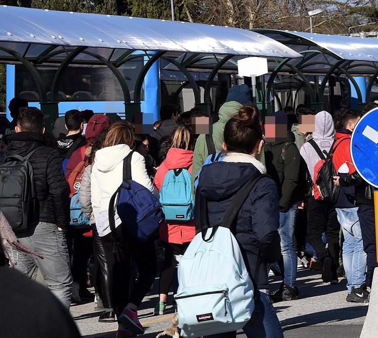 Il pullman non passa più e gli studenti fanno tardi 