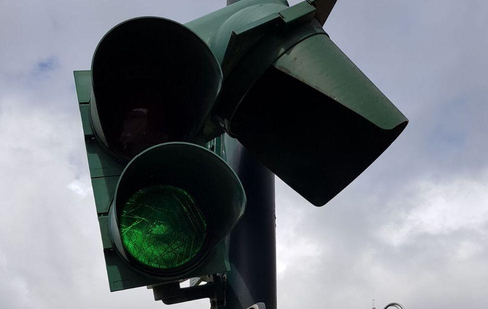Semaforo rischia di cadere lungo la via Oberdan