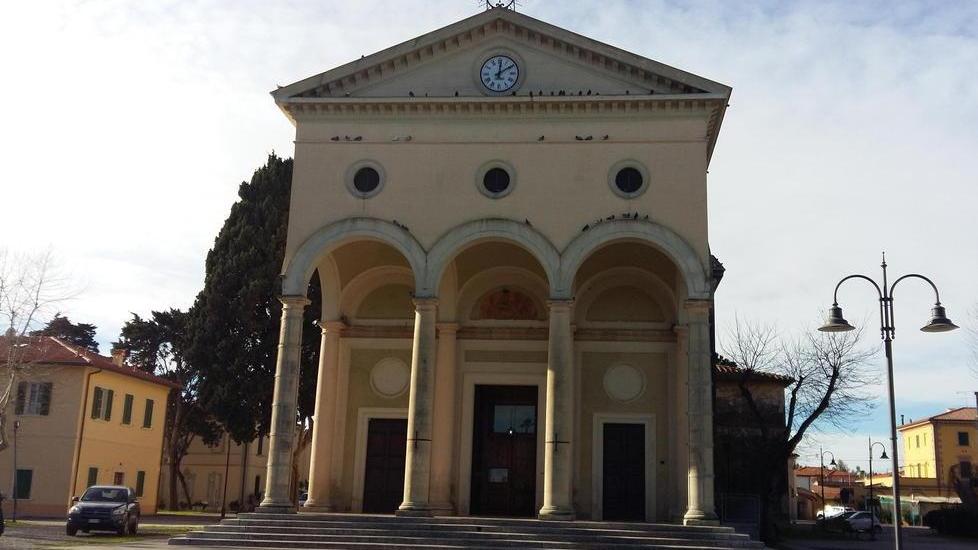 Lavori alla chiesa con i soldi raccolti da 250 vadesi