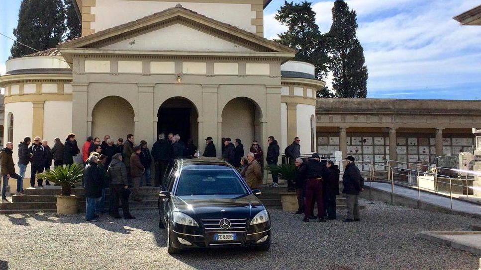 L’ultimo abbraccio all’ex bandiera rossoblù