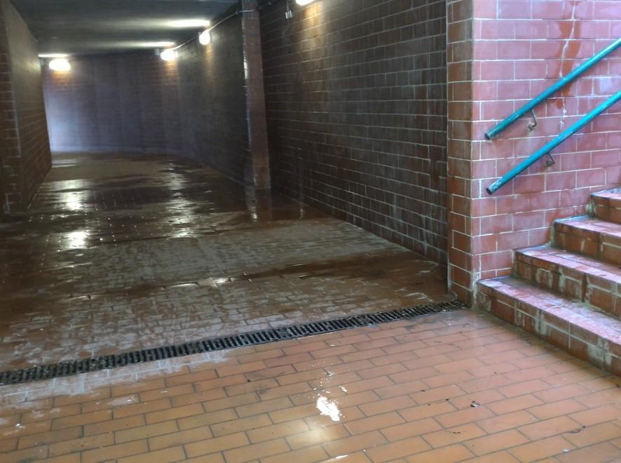Piove nel sottopasso aperto solo due anni fa 