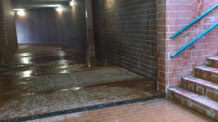 Piove nel sottopasso aperto solo due anni fa