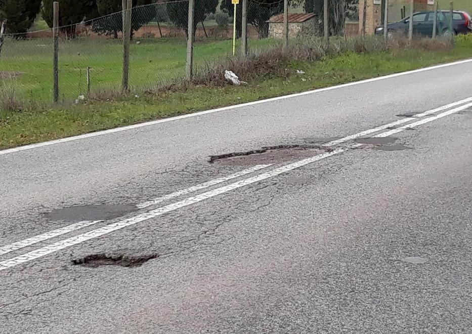 Provinciale piena di buche Intervengono gli operai